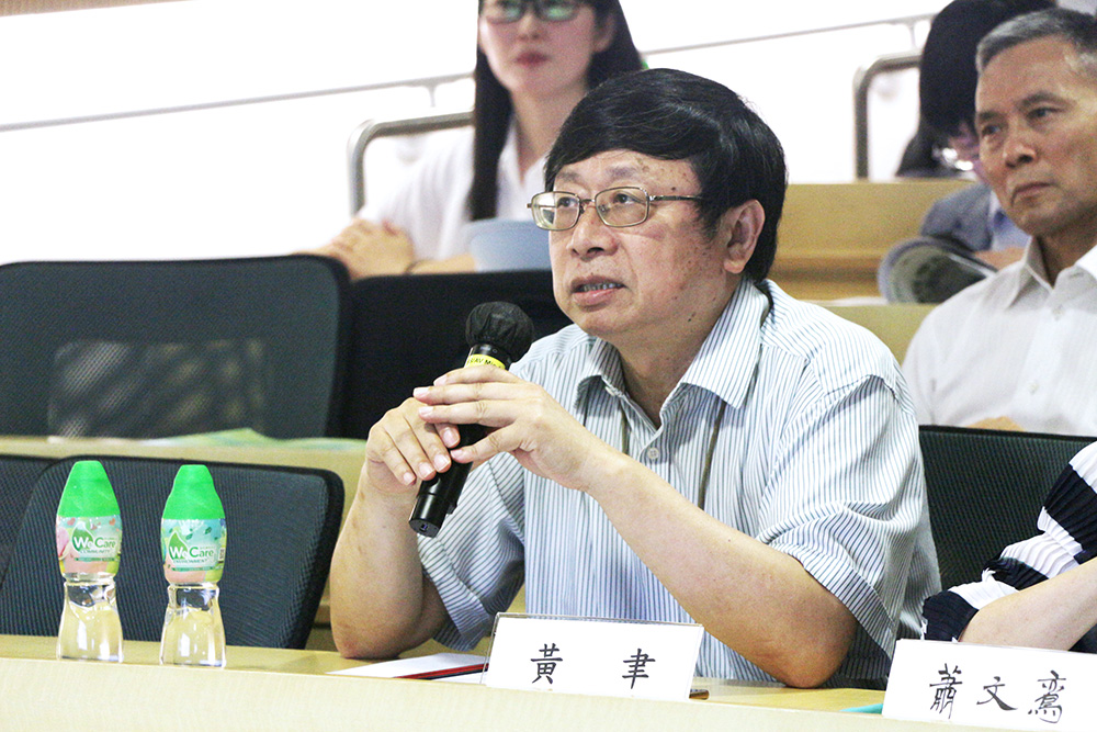 Prof. Yu Huang (Department Head) is one of the judges for the oral presentation awards.