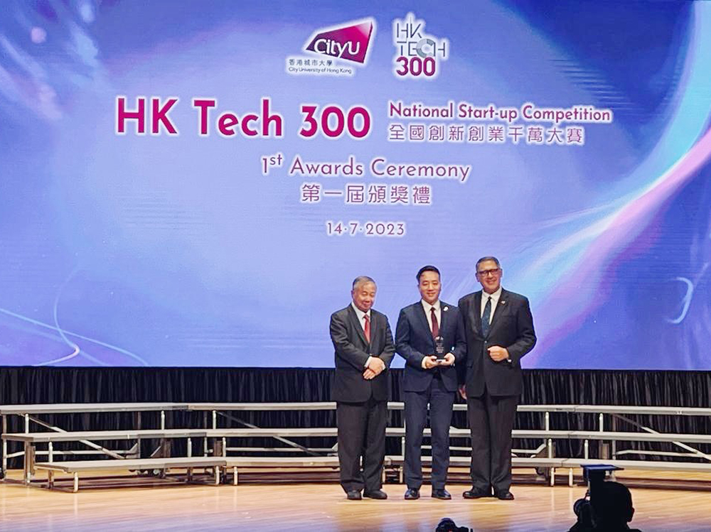 CityU President Freddy Boey (left) and CityU’s Council Chairman Mr Lester Garson Huang (right) presented the Winner Award to Mr Colin Ng Chelon on 14 July 2023.