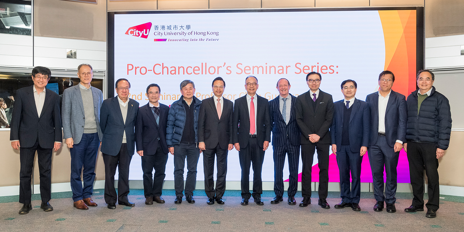 Dr Chung Shui-ming (6th from right) and Professor Chen Guohua (3rd from right) took a photo with guests.