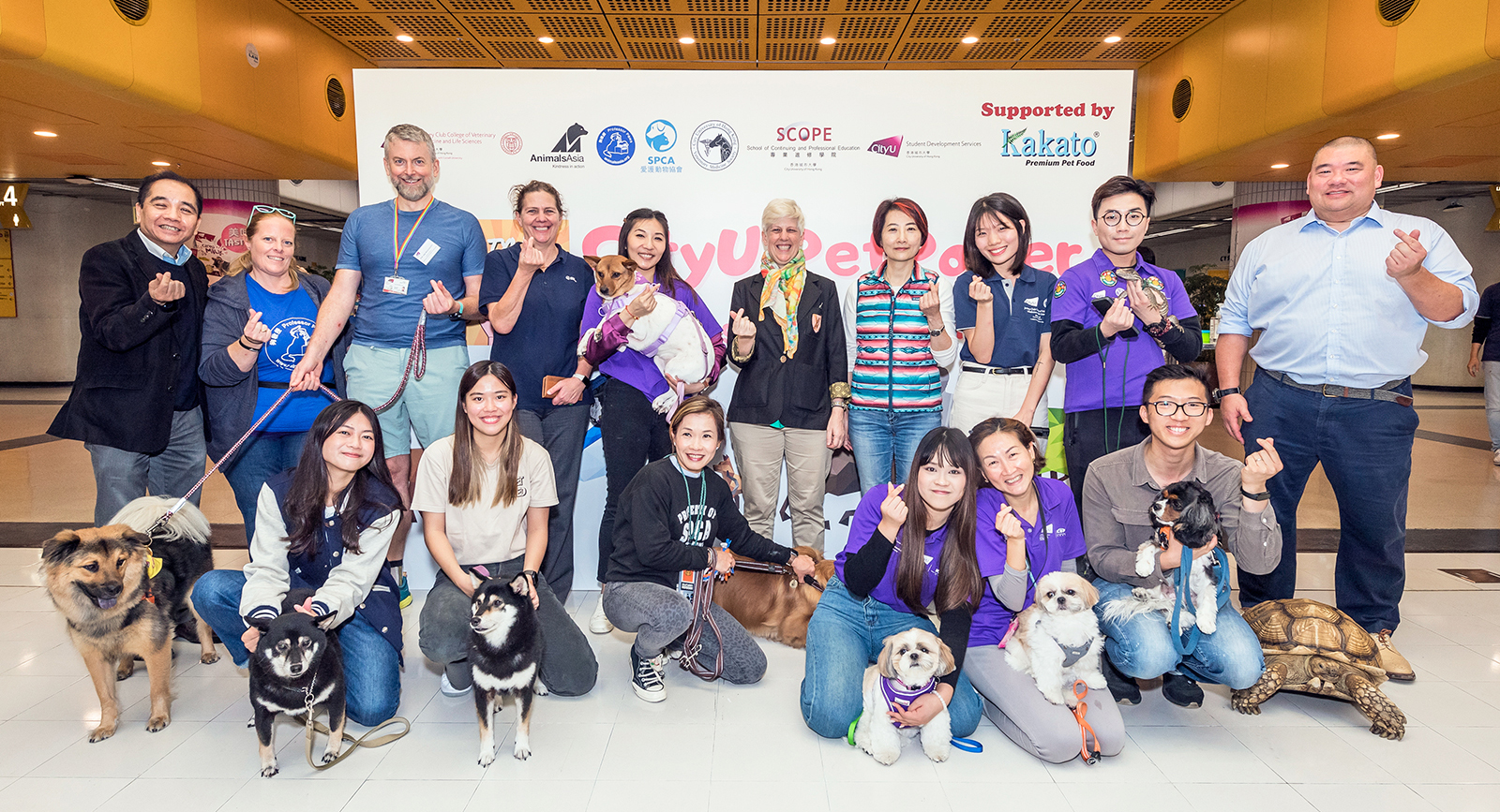 Faculty members and students, along with their pets, and representatives of the collaborating and supporting organisations attend the CityUHK PetPower event.