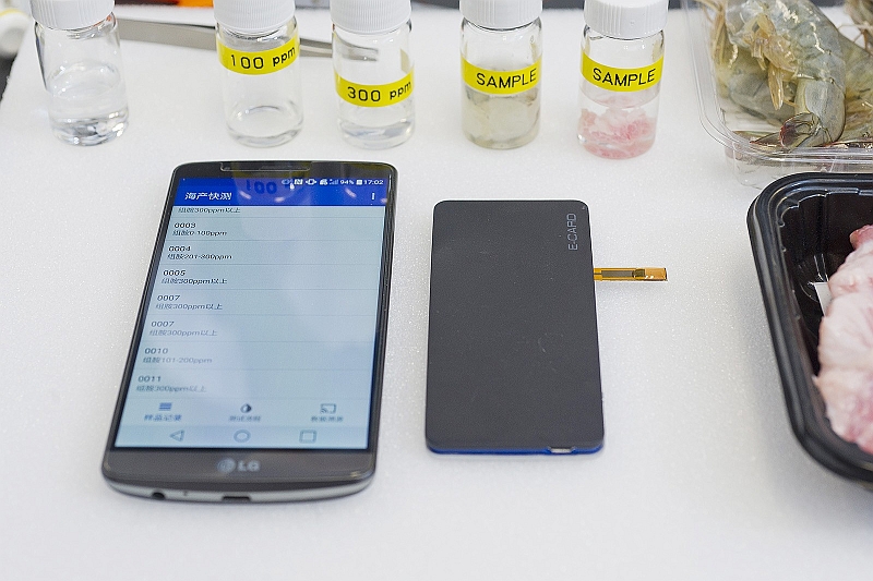 The sensor can rapidly detect food samples using a mobile phone