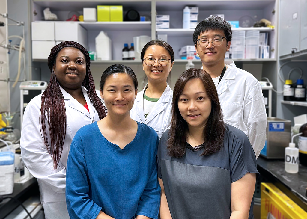The groundbreaking study was conducted through the collaborative efforts of PhD students Eunice Dotse, Meijun Wang, and Feijie Xu (from left to right in the back row), under the guidance of Professors Kwan T. Chow and Gigi P.-C. Lo (from left to right in the front row).
