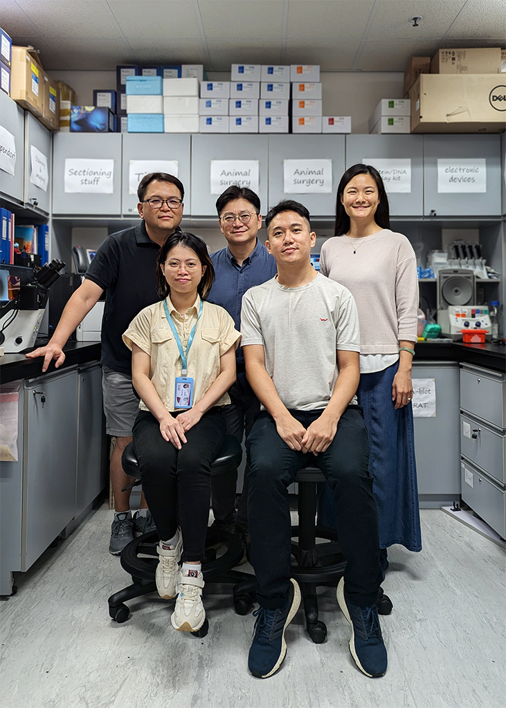 The groundbreaking study was conducted through the collaborative efforts of CityU BMS PhD students Thi Van Anh Bui (not pictured), Quynh Hoa Pham, and King Hoo (Kenny) Lim, (from left to right in the front row), under the guidance of Professors Kiwon Ban, Terrence CK Lau, and Kwan T. Chow (from left to right in the back row). Dr Hun-Jun Park’s team at The Catholic University of Korea is not pictured.