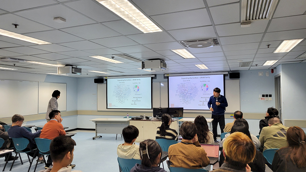 Prof. Yulong Li gave his seminar on “Spying on Neuromodulator Dynamics in Vivo by Constructing Multi-Color Genetically-Encoded Sensors”.