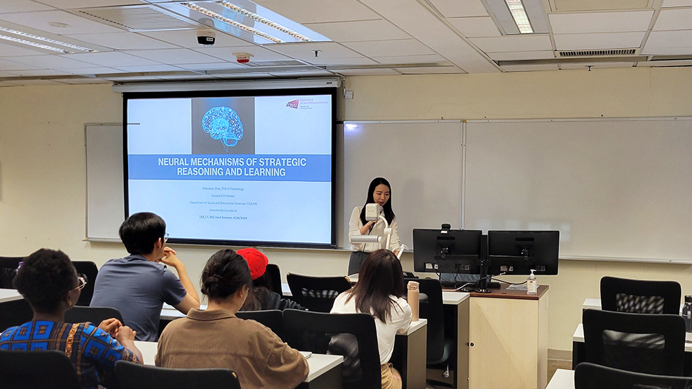 Prof. ZHEN Shanshan gave her seminar on “Neural Mechanisms of Strategic Reasoning and Learning”.