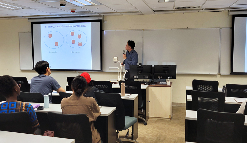 Prof. YUNG Wing Ho gave his seminar on “Disentangling the Influence of Continuous Magnitudes in the Study of Number Sense in Rodents”.