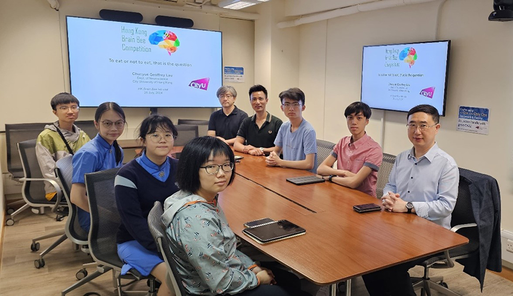 Dr Michael Lee, Prof Geoffrey Lau, Prof Liu Qiang, and the Brain Bee finalists gathered together for group photo.