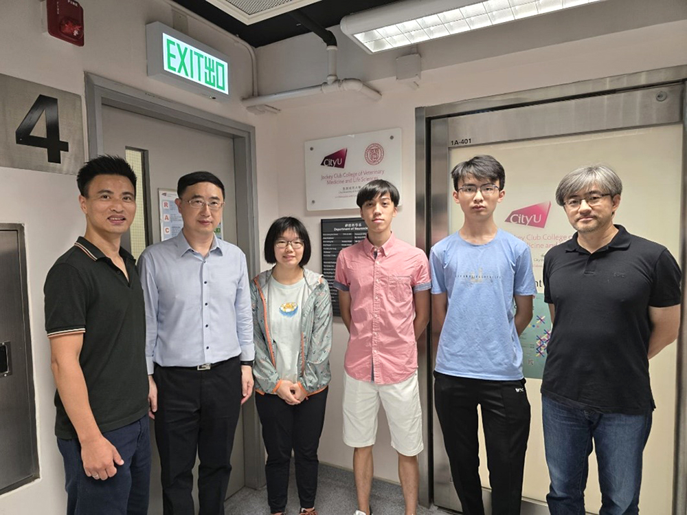 Dr Michael Lee, Prof Geoffrey Lau, Prof Liu Qiang, and the Brain Bee finalists gathered together for group photo.