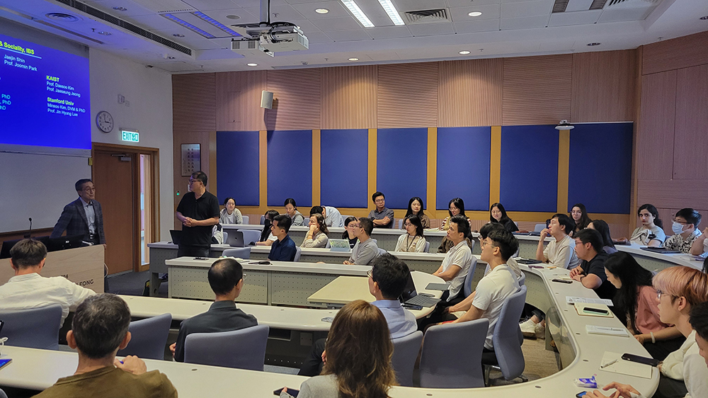 Prof. Shin Hee-Sup gave his seminar on “Neural Circuits Controlling Vicarious Fear in Affective Empathy”.