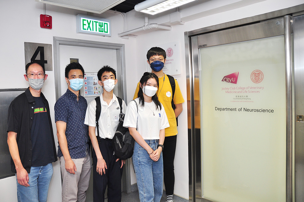 Hong Kong Brain Bee Competition finalists visited labs of CityU Neuroscience Photo 8.