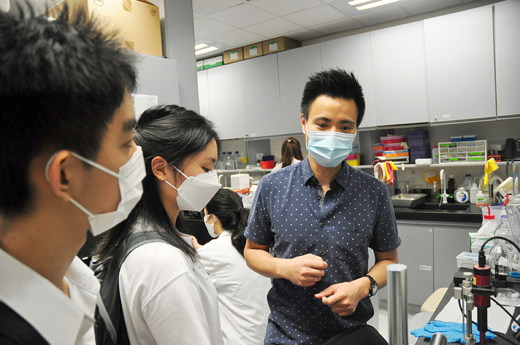 Hong Kong Brain Bee Competition finalists visited labs of CityU Neuroscience Photo 3.