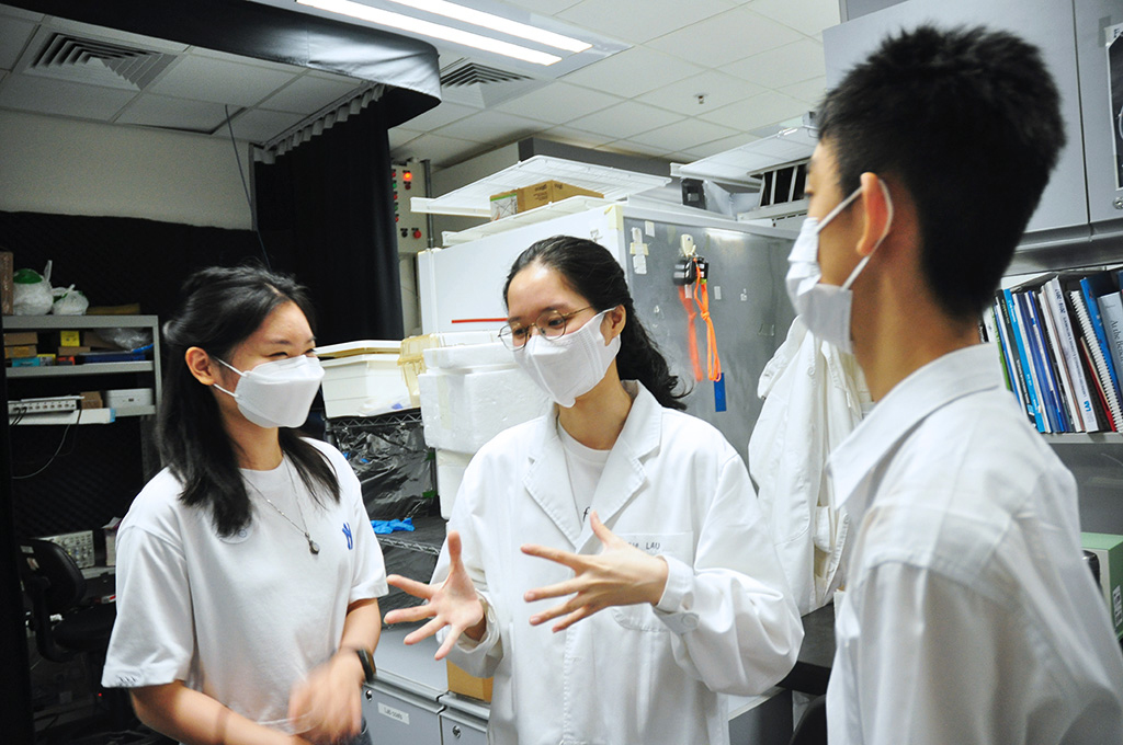 Hong Kong Brain Bee Competition finalists visited labs of CityU Neuroscience Photo 5.