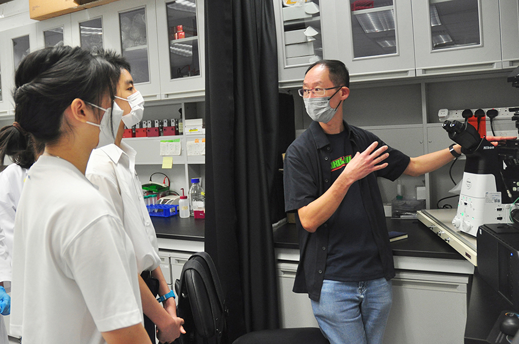 Hong Kong Brain Bee Competition finalists visited labs of CityU Neuroscience Photo 7.