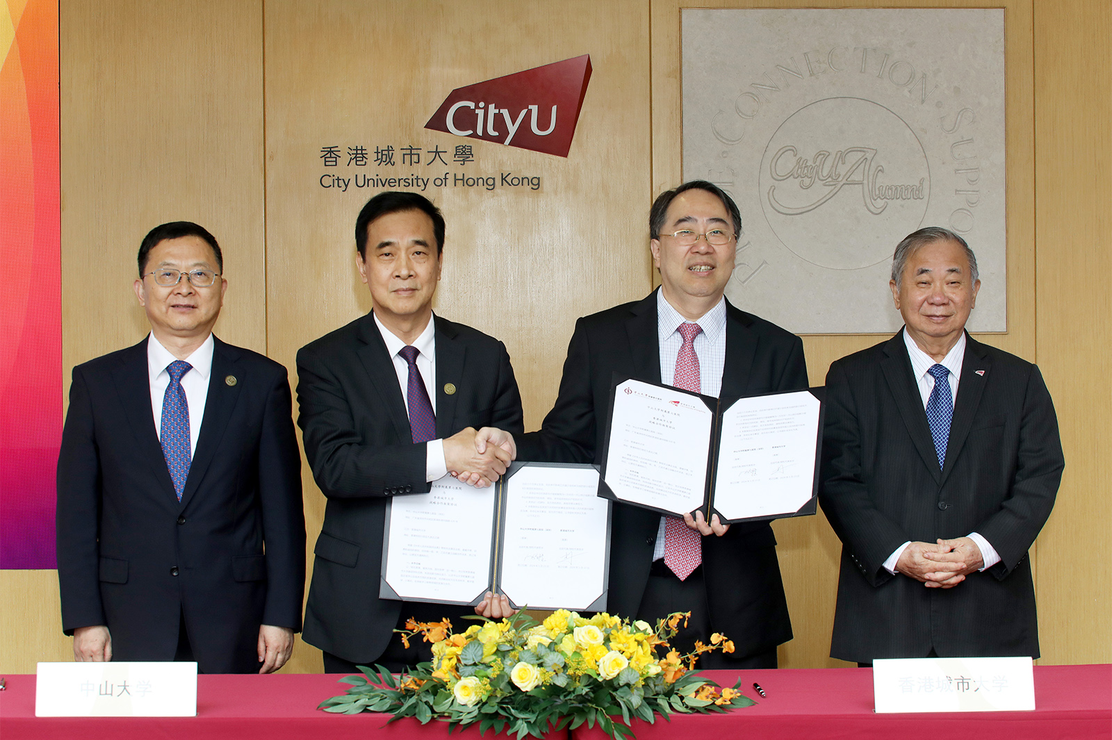 Witnessed by President Boey (first right) and President Gao (first left), Professor Lee (second right) and Professor He (second left) sign a strategic cooperation framework agreement to jointly promote the development of life sciences, digital medicine, computer science, biomedical engineering, and other disciplines.