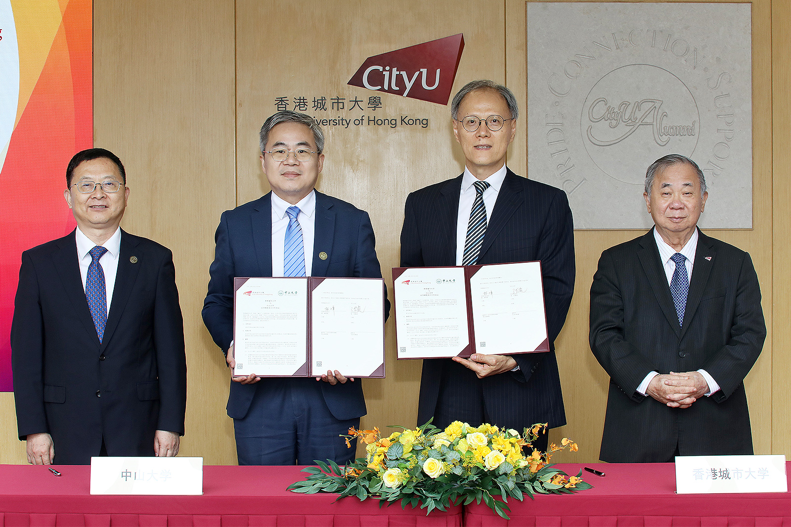 Professor Lin (second right) and Professor Zhang (second left) sign a cooperation agreement on the exchange of law students, witnessed by President Boey (first right) and President Gao (first left).
